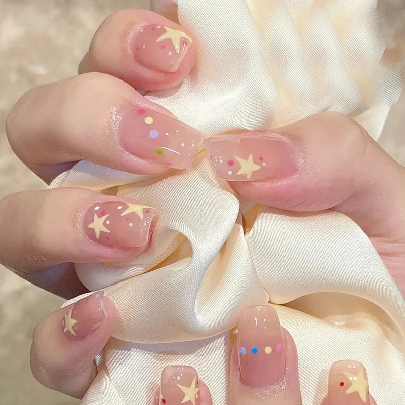 Hnewly Nude Color Press on Nails Red Five-pointed Star Designs Short Square Fake Nails Patches Y2K Girls Simple Charms Manicure